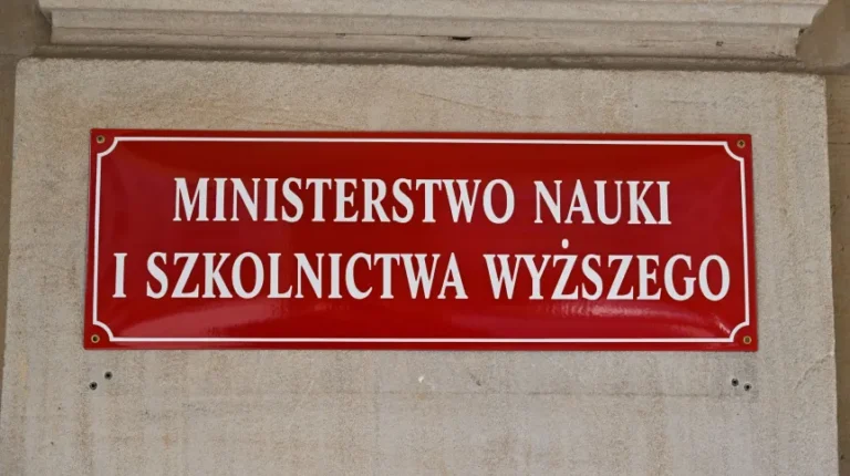 Warszawa, 20.03.2024. Siedziba Ministerstwa Nauki i Szkolnictwa Wyższego w Warszawie. PAP/Radek Pietruszka W tym tygodniu decyzja Lewicy ws. kandydata na szefa resortu nauki; najpewniejsi - Kulasek i Zioło-Pużuk - INFBusiness