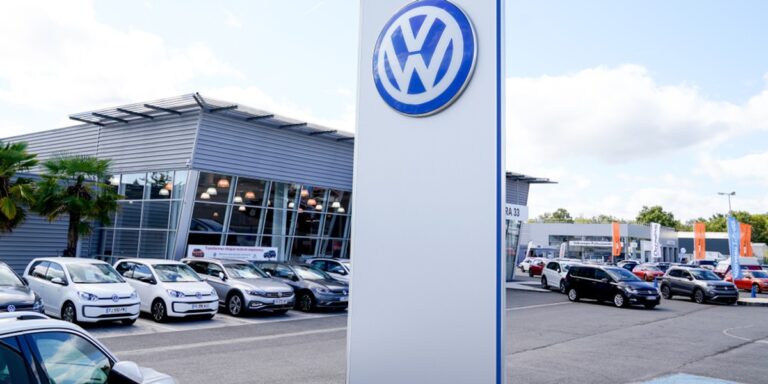 Volkswagen zdecydował. Fabryki zostają, ale będą duże zwolnienia - INFBusiness