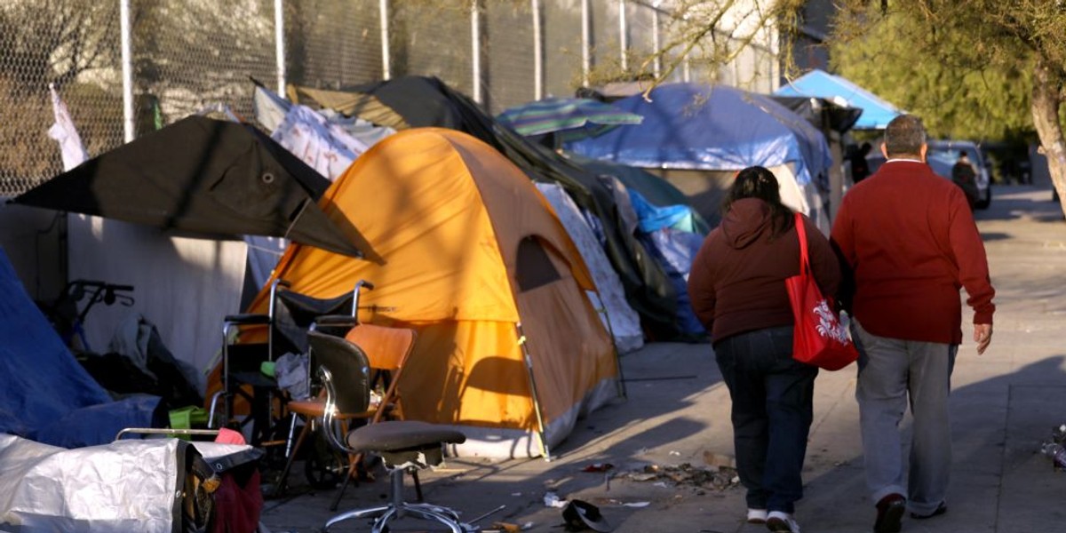 Namioty bezdomnych na ulicy Los Angeles, w grudniu  2024 r.