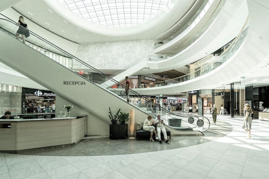 Ubiegłe dwanaście miesięcy było okresem wzmożonych wyzwań. Nawet najlepiej zarządzane biznesy mierzyły się z postpandemicznymi zawirowaniami, niepewnością geopolityczną czy niekorzystnymi zmianami makroekonomicznymi. Marki, które jeszcze niedawno święciły triumfy, bankrutowały. Zmieniającym się realiom rynkowym nie sprostały zarówno ogromne korporacje, jak i małe brandy. Przedstawiamy najgłośniejsze upadłości w 2024 roku, analizując ich przyczyny i zastanawiając się, jakie lekcje można z nich wyciągnąć. Centrum handlowe otwarte w Wielką Sobotę 2024 do godziny 14:00.