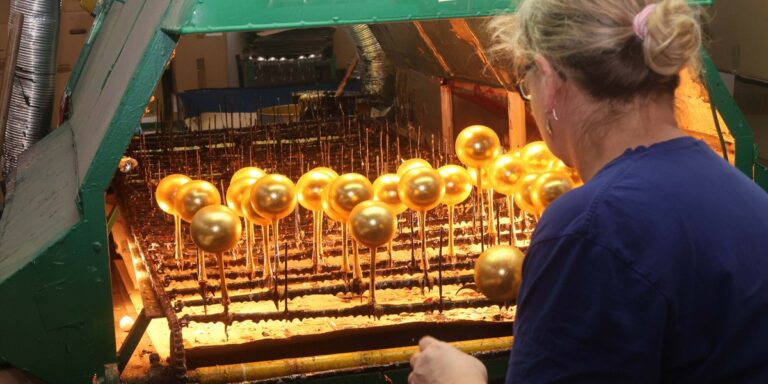 Ozdoby świąteczne. Polscy producenci bombek bronią się przed "chińszczyzną" - INFBusiness