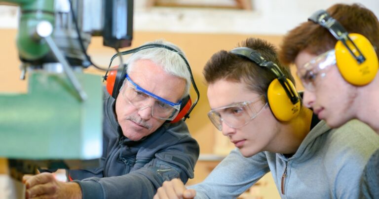Wiek ochronny przed wiekiem emerytalnym. Nie zwolnią i nie obniżą pensji - INFBusiness