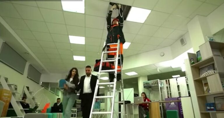 Praca w Rosji czeka na Polaków, ale też na Niemców, Brytyjczyków i wszystkich obywateli Unii Europejskiej oraz Stanów Zjednoczonych. To nie żart, a przekaz, jaki niesie ze sobą propagandowa reklama emitowana w rosyjskich mediach. O nowym przekazie Kremla donosi Biełsat.</p> Zrzut ekranu z rosyjskiej propagandowej reklamy. Na zdjęciu elektryk, rzekomo polskiego pochodzenia. /Biełsat /INTERIA.PL Praca w Rosji marzeniem Polaków? Kuriozalna reklama w mediach Kremla - INFBusiness