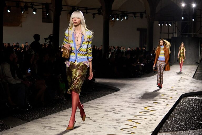 Prada na tropie Versace. Czy dojdzie do historycznego przejęcia? - INFBusiness