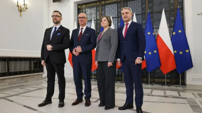 , 14.01.2025. Wicemarszałek Sejmu i współprzewodniczący Nowej Lewicy Włodzimierz Czarzasty (2L), wicepremier i minister cyfryzacji Krzysztof Gawkowski (P), poseł Lewicy Marcin Kulasek (L) i zastępca szefa Kancelarii Senatu Rzeczypospolitej Polskiej Karolina Zioło-Pużuk (P) podczas konferencji prasowej w sprawie ogłoszenia nowego kierownictwa w Ministerstwie Nauki i Szkolnictwa Wyższego, 14 bm. w Sejmie w Warszawie. Poseł Kulasek został zarekomendowany przez Lewicę na stanowisko nowego ministra nauki i szkolnictwa wyższego, a na jego zastępczynię Karolinę Zioło-Pużuk. (sko) PAP/Albert Zawada Marcin Kulasek rekomendowany na stanowisko ministra nauki i szkolnictwa wyższego - INFBusiness