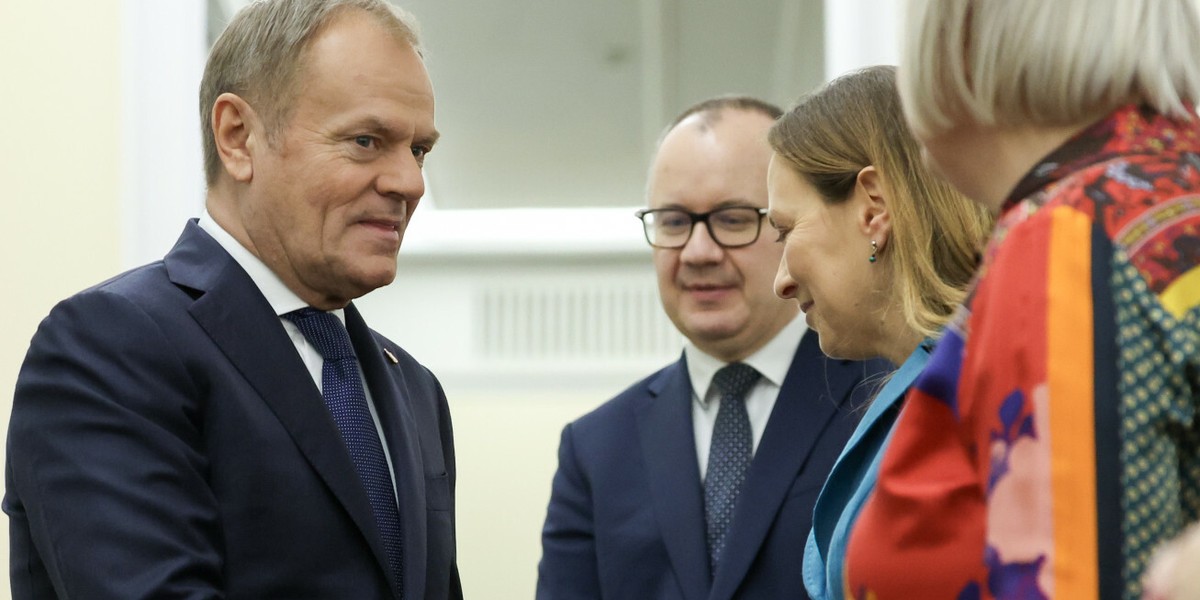 Donald Tusk z ministrami podczas posiedzenia rządu.