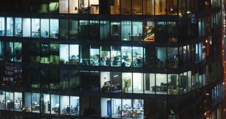 Randstad Research Institute poinformował, że Polacy są coraz bardziej niezadowoleni ze swoich zarobków. Częstym powodem poszukiwania nowej pracy jest „niezadowolenie z poprzedniego pracodawcy”. </p> Polscy pracownicy wyrażają obawy dotyczące niskich płac. / 123rf.com / 123RF/PICSEL Polacy narzekają na swoich szefów. Dominują dwie skargi - INFBusiness