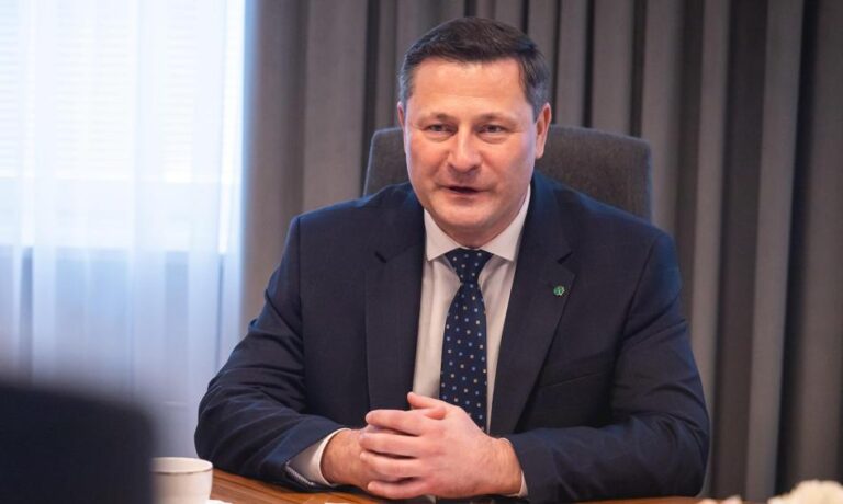 Rzecznik Przedsiębiorców zastąpi Rzecznika Małych i Średnich Przedsiębiorstw, jak poinformował minister rozwoju i technologii Krzysztof Paszyk w komunikacie prasowym ministerstwa we wtorek. MRiT zabiega o zmiany w ustawodawstwie dotyczącym Rzecznika MŚP. Paszyk: Rzecznik Przedsiębiorców zastąpi Rzecznika Małych i Średnich Przedsiębiorców - INFBusiness