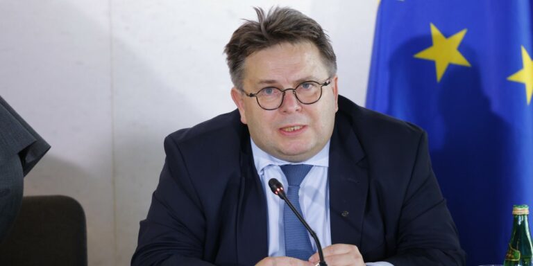 Obecnie żyjemy w epoce hipokryzji – żaden polityk nie chce przyznać, że wiek emerytalny powinien być przynajmniej taki sam dla obu płci, ponieważ takie oświadczenie skutkowałoby natychmiastową utratą głosów, zauważył prezes Instytutu Emerytalnego dr Marcin Wojewódka. Zaznaczył jednak, że tegoroczna indeksacja emerytur jest „sprawiedliwa”. „Żyjemy w czasach hipokryzji”. Ekspert ds. systemu emerytalnego - INFBusiness