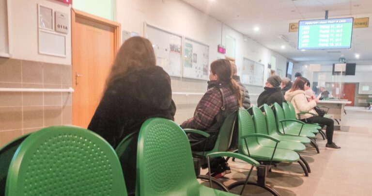 Urząd pracy szuka na stanowisko kelnera. Wysoka pensja i małe wymagania - INFBusiness