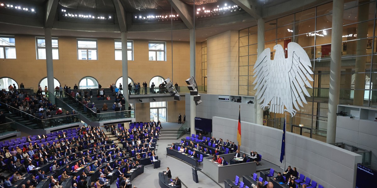Niemcy mają przeprowadzić przedterminowe wybory nowych rządów 23 lutego. Kraj doświadczył dwóch lat recesji gospodarczej i stoi w obliczu wielu nadchodzących wyzwań. Niemcy, Bundestag