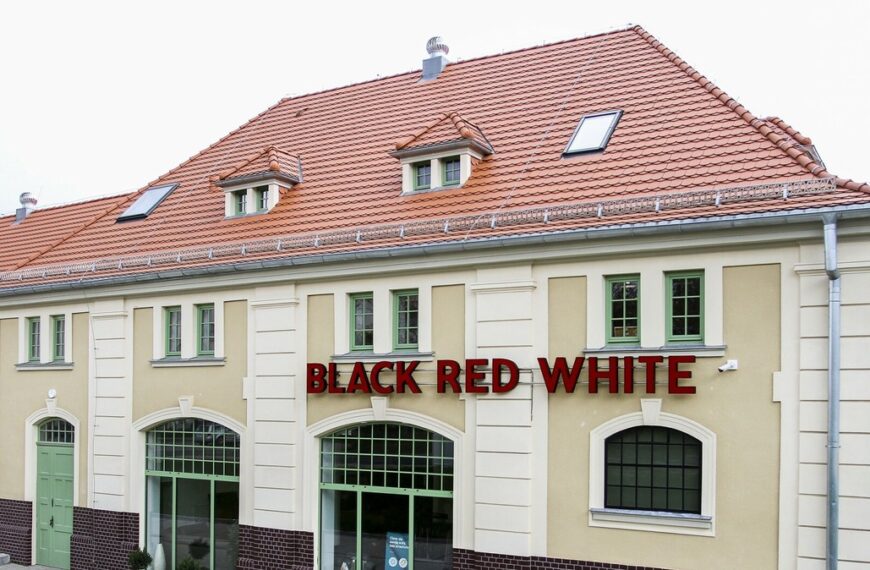 Niekorzystna zmiana planów. Black Red White zwolni więcej pracowników