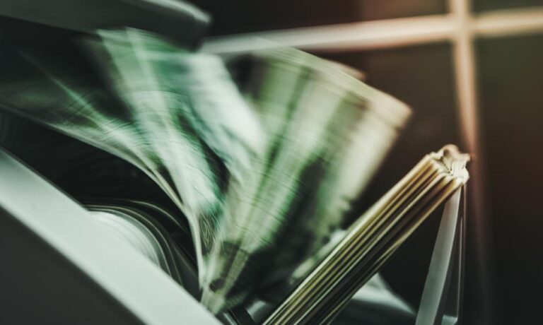 Europejski Bank Inwestycyjny (EBI) we współpracy z Europejskim Funduszem Inwestycyjnym (EFI), Santander Bank Polska i Santander Leasing, ustanowił nową umowę sekurytyzacji syntetycznej mającą na celu pomoc polskim MŚP kwotą 5 mld zł, jak ujawniono w wyciągu bankowym. Finansowanie to jest przeznaczone dla kobiet przedsiębiorców i firm, które spełniają standardy równości płci. EBI, EFI i Santander podpisują nową umowę o sekurytyzacji syntetycznej - INFBusiness