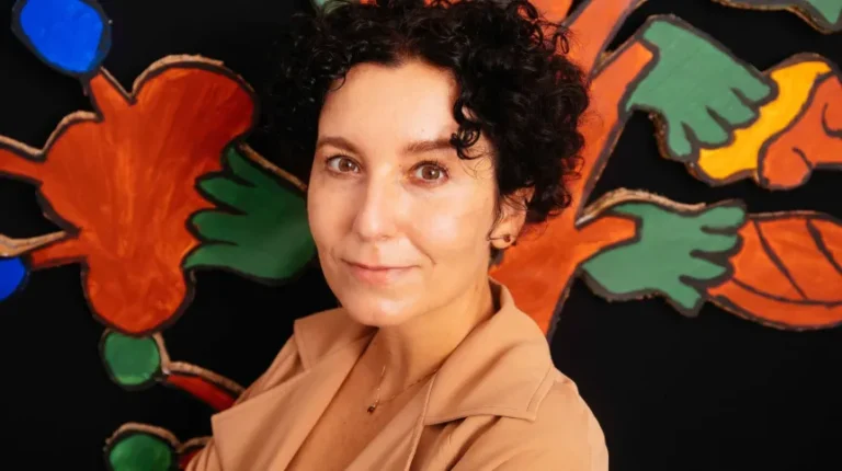 06.08.2021. Prof. dr hab. Justyna Olko – historyk, socjolingwista i antropolog; dyrektor Centrum Zaangażowanych Badań nad Ciągłością Kulturową na Wydziale „Artes Liberales” Uniwersytetu Warszawskiego. PAP/Albert Zawada Prof. Olko: możemy mieć kilka języków ojczystych, w tym lokalne i oficjalnie nieuznawane - INFBusiness
