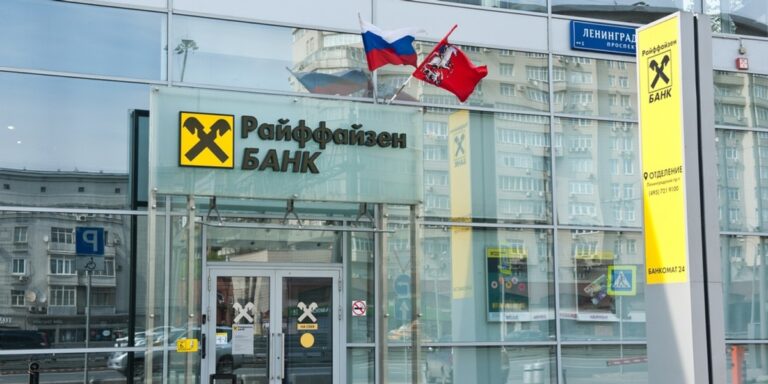 Raiffeisen Bank zarabia w Rosji: Klienci zaopatrują machinę wojenną Putina - INFBusiness