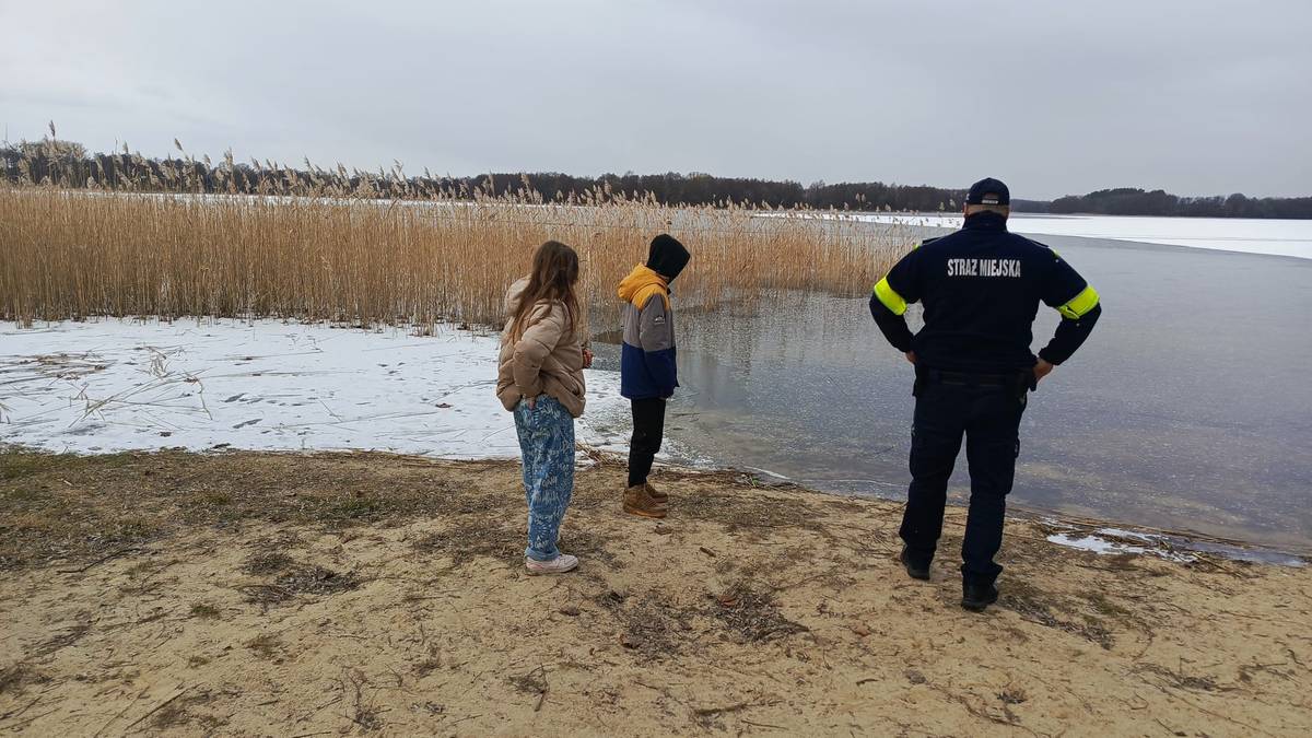 Lód na jeziorze Okra w Drawsku Pomorskim pękł pod dziećmi Dramatyczne momenty na zamarzniętym jeziorze. Lód pękł pod dziewczyną