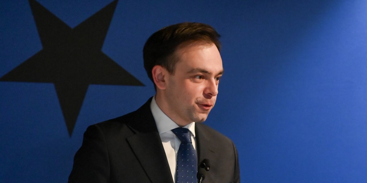 Polska prezydencja sformułowała propozycję dotyczącą wyłączenia wydatków na obronę z oceny długu i deficytu. Jak stwierdził Andrzej Domański, minister finansów, inicjatywa ta zostanie ukończona najpóźniej w maju. Minister Finansów Andrzej Domański.