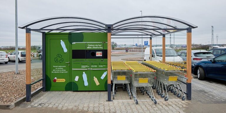 Już wkrótce Biedronka, Lidl i inne duże sieci handlowe wprowadzą nową opłatę dodaną do niektórych produktów. Opłata będzie się różnić w zależności od rodzaju opakowania. Ta inicjatywa jest częścią systemu kaucyjnego, który obejmie wprowadzenie w sklepach specjalistycznych maszyn ułatwiających zwrot butelek i puszek. Zarówno Biedronka, jak i Lidl aktywnie przygotowują swoich klientów do tych nadchodzących zmian. Lidl i Biedronka oddają pieniądze za opakowania. Wkrótce zaczną pobierać kaucję - INFBusiness