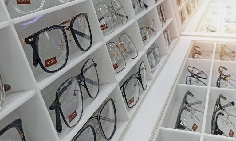 Mogą kosztować nawet kilka tysięcy złotych. Ile pracodawca zapłaci za okulary? - INFBusiness
