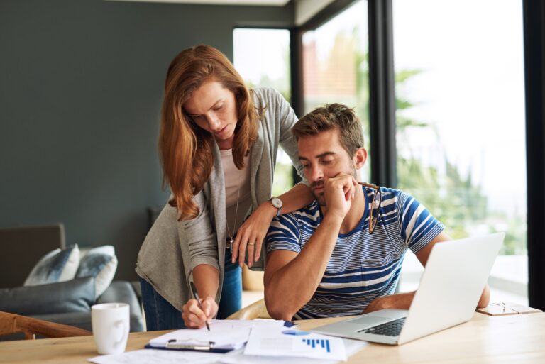 Jak pary organizują swoje finanse? Kupują coś tylko dla siebie, ale też oszczędzają na wakacje lub pożyczki. - INFBusiness
