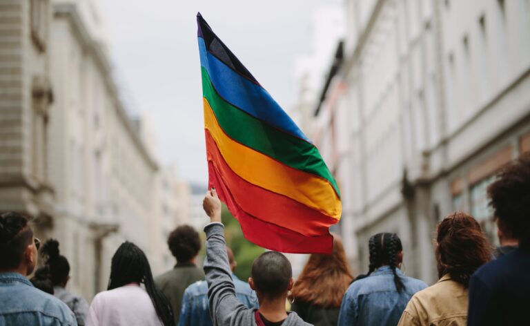 Czy osoby LGBT w Polsce są bardziej narażone na agresję niż w innych krajach UE? Wyniki badań - INFBusiness