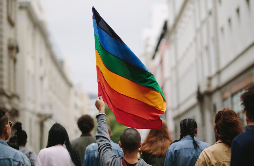 Czy osoby LGBT w Polsce są bardziej narażone na agresję niż w…