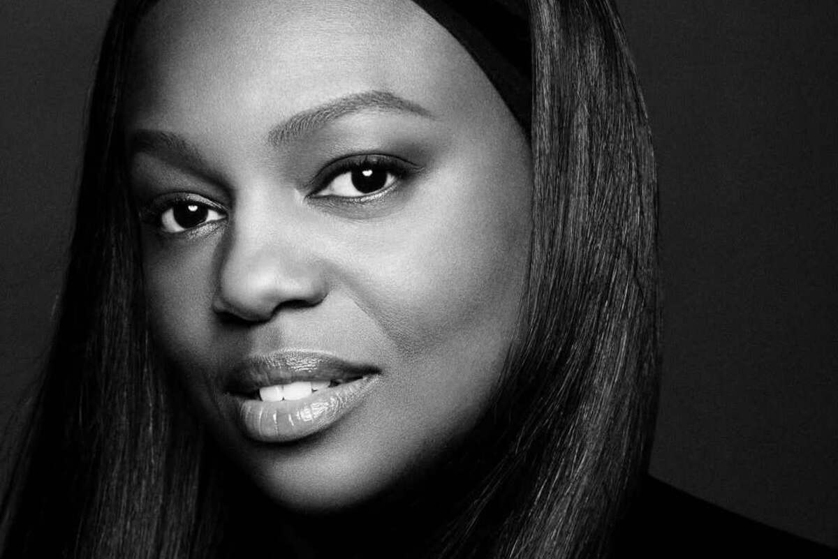 Pat McGrath. Czarno-białe zdjęcie wizażystki stojącej za linią kosmetyków La Beauté Louis Vuitton.