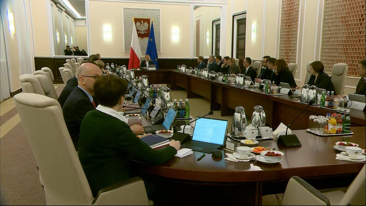 Sejm podjął decyzję o cofnięciu immunitetów posłom PiS Jarosławowi Kaczyńskiemu i Mariuszowi Błaszczakowi oraz wyraził zgodę na zatrzymanie i tymczasowe aresztowanie posła PiS Dariusza Mateckiego. Po głosowaniu większością głosów podlegają oni teraz odpowiedzialności karnej. Immunitety Kaczyńskiego, Mateckiego i Błaszczaka. Sejm zdecydował - INFBusiness