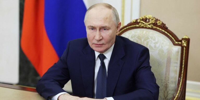 Matthias Warnig, były agent wywiadu i współpracownik Władimira Putina, dąży do ożywienia rosyjskiego gazociągu Nord Stream 2 przy wsparciu amerykańskich inwestorów, według Financial Times. Wysoko postawieni urzędnicy amerykańscy są świadomi tej inicjatywy i uważają ją za krok w kierunku naprawy relacji z Moskwą. „FT”: Przyjaciel Putina pracuje nad powrotem Nord Stream - INFBusiness