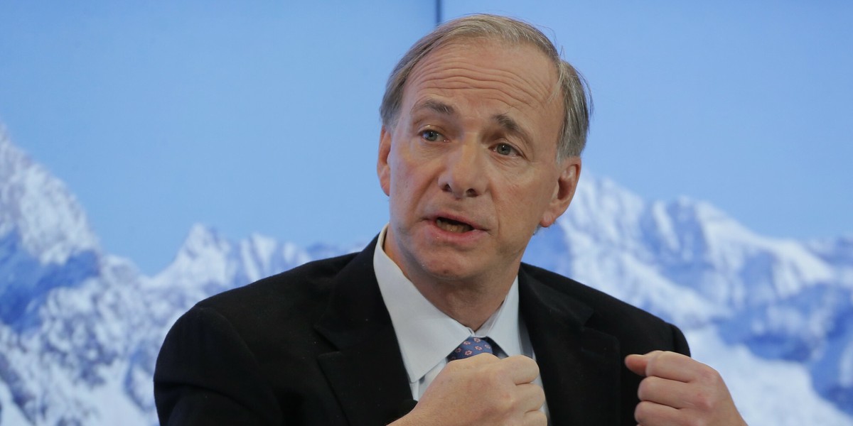Ray Dalio, miliarder i założyciel funduszu hedgingowego Bridgewater Associates, bije na alarm administracji Trumpa. Przewiduje, że jeśli nie podejmą teraz zdecydowanych działań w sprawie deficytu, reperkusje pojawią się nagle. Ray Dalio ostrzega Donalda Trumpa i jego administrację