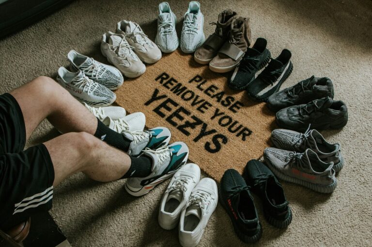 Potwierdzono: Adidas sprzedał ostatnią parę butów Yeezy, stworzonych we współpracy z Kanye Westem. Obiecująca niegdyś współpraca się zepsuła, głównie z powodu licznych kontrowersji wokół artysty. Yeezy znika ze sklepów Adidas: koniec pewnej ery - INFBusiness