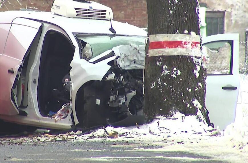 Tragiczny wypadek na Dolnym Śląsku. Mercedes wjechał prosto w drzewo