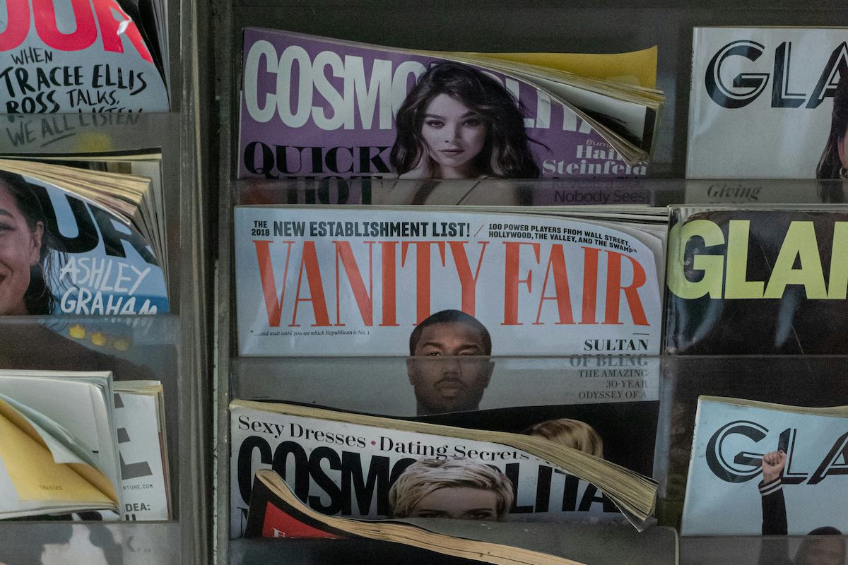 Gazety w skrytce paczkowej - nowy pomysł InPost. Na zdjęciu stojak z czasopismami w punkcie sprzedaży, na którym widać okładki popularnych magazynów, takich jak Vanity Fair, Cosmopolitan, Glamour.