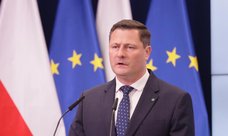 Zgodnie z uchwałą Stałego Komitetu, 2,5 mld zł zostanie przeznaczone na rozbudowę budownictwa komunalnego i socjalnego, co ma skutkować powstaniem 15 tys. lokali socjalnych i czynszowych - poinformował w czwartek minister rozwoju i technologii Krzysztof Paszyk. Paszyk: 2,5 mld zł zostanie przeznaczone na budownictwo socjalne