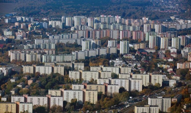 Osiedla mieszkaniowe - harówka czy wygoda? Jak budownictwo z czasów PRL wypada w porównaniu z rozwojem? - INFBusiness