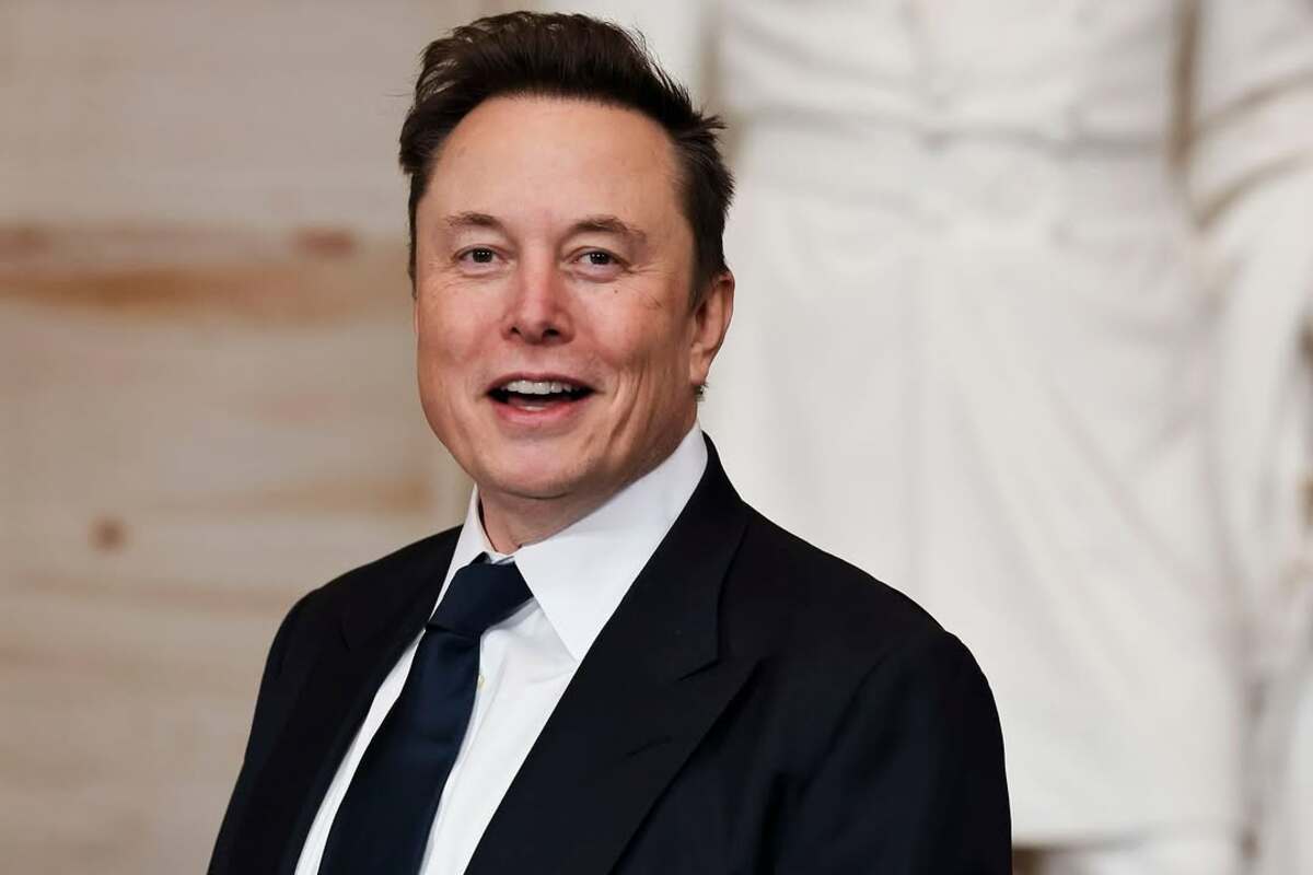 Ranking najbogatszych ludzi na świecie 2025. Na zdjęciu Elon Musk - supermiliarder i najbogatszy człowiek na świecie. Biznesmen ma na sobie garnitur z białą koszulą i czarnym krawatem.