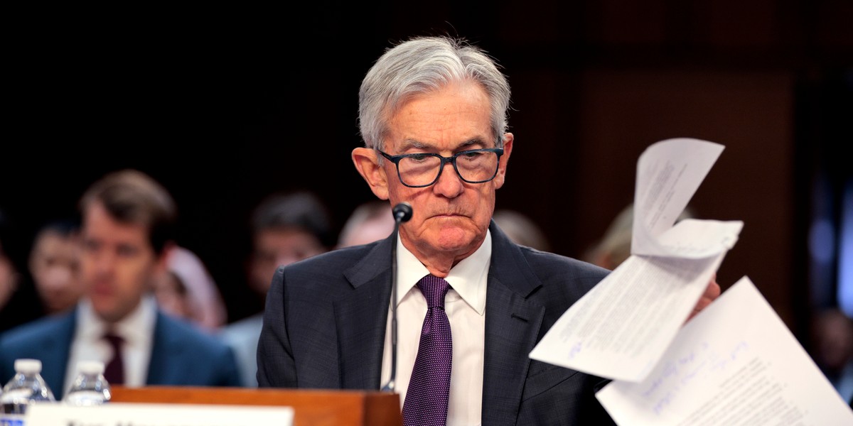 Jerome Powell składa zeznania przed komisją senacką w lutym.