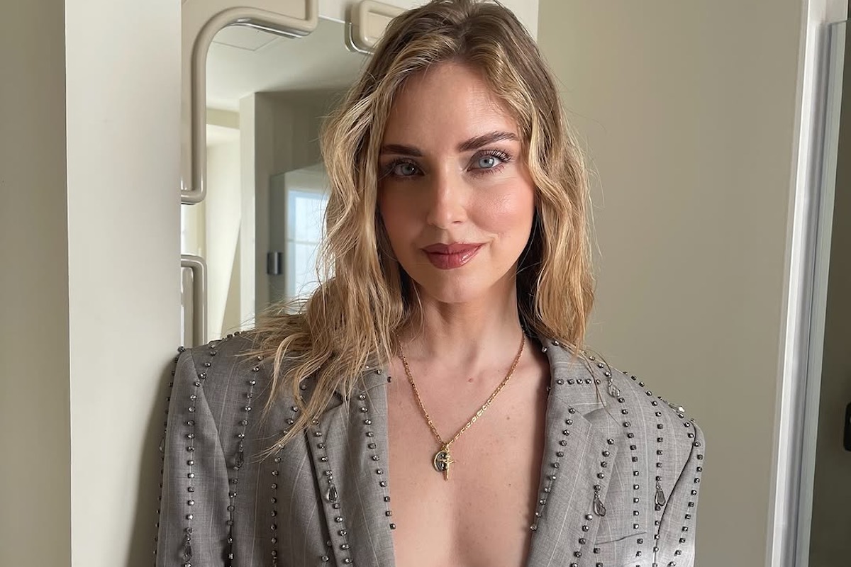 Chiara Ferragni straciła 10 milionów euro. Na zdjęciu włoska influencerka Chiara Ferragni - blondynka o luźnych, falowanych włosach. Ma na sobie szary żakiet z głębokim dekoltem wysadzanym kryształkami.