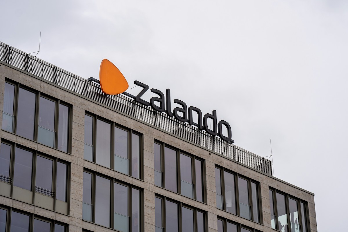 Zalando Plus to nowy program lojalnościowy Zalando w Polsce. Na zdjęciu budynek z napisem Zalando.