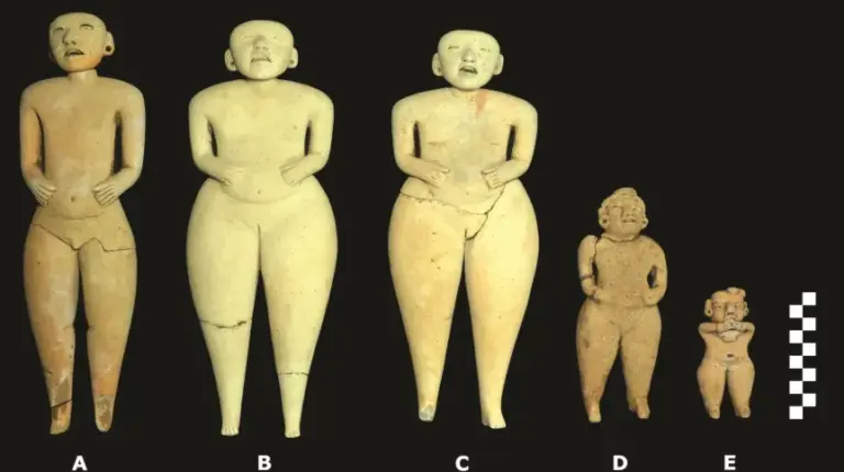 Ceramiczne figurki odkryte przez polskich archeologów na szczycie piramidy w Salwadorze - INFBusiness