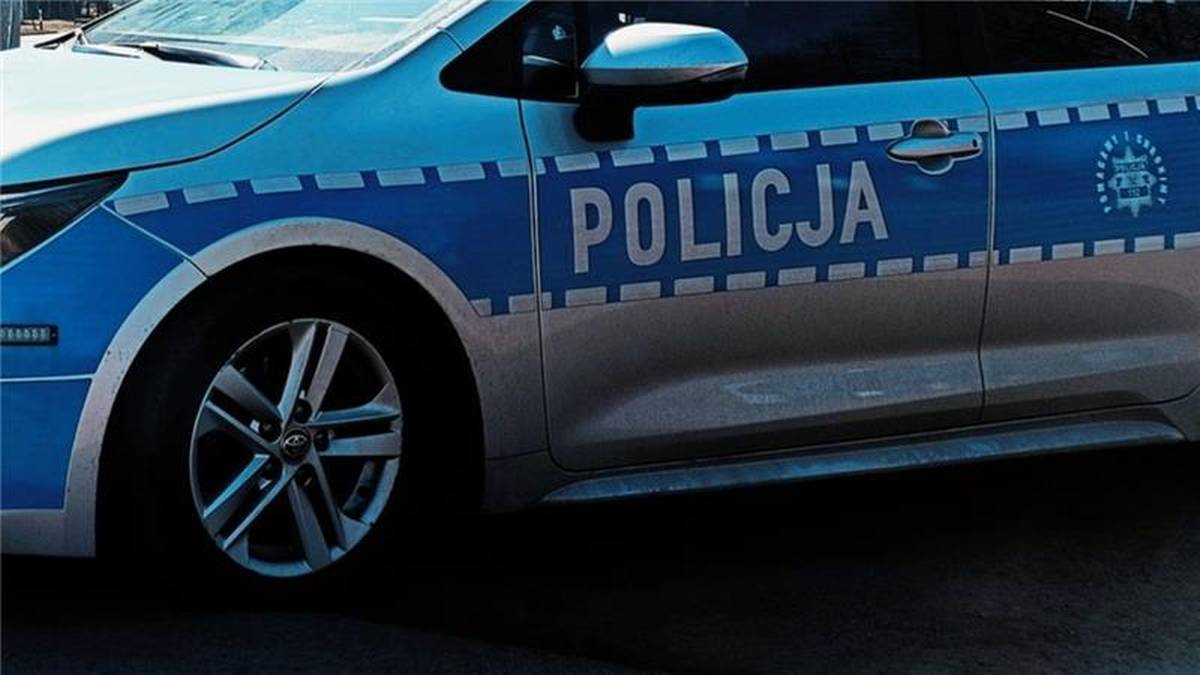 Dziś w Marysinie Wawerskim na ulicy Korkowej doszło do druzgocącego incydentu - motocyklista potrącił dwie osoby przechodzące przez jezdnię, w wyniku czego jedna osoba zginęła. Kierowca pojazdu i drugi pieszy zostali przewiezieni do szpitala, jak poinformował oficer Interii Kamil Sobótka z Komendy Stołecznej Policji. Tragiczny incydent w Warszawie. Motocyklista zderzył się z dwoma pieszymi