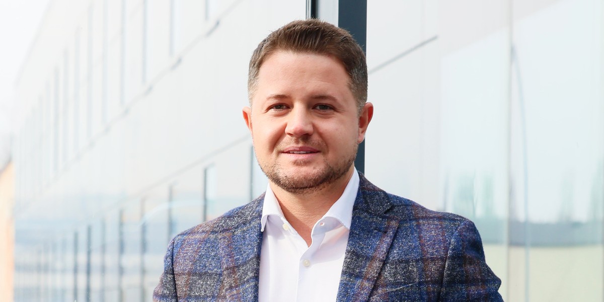 Columbus One przekształca sektor energii odnawialnej w Polsce, jednocząc wykonawców, doradców i struktury sprzedaży. Redaktorka „Rzeczy o innowacjach i inwestycjach”, Martyna Posiłek, przeprowadza wywiad z prezesem Columbus One, Pawłem Bednarkiem, omawiając, w jaki sposób platforma ułatwia rozwój partnerów i przyspiesza realizację projektów w obszarze zielonej energii. Transformacja rynku energii odnawialnej i termomodernizacji. Columbus gotowy na przyszłość - INFBusiness