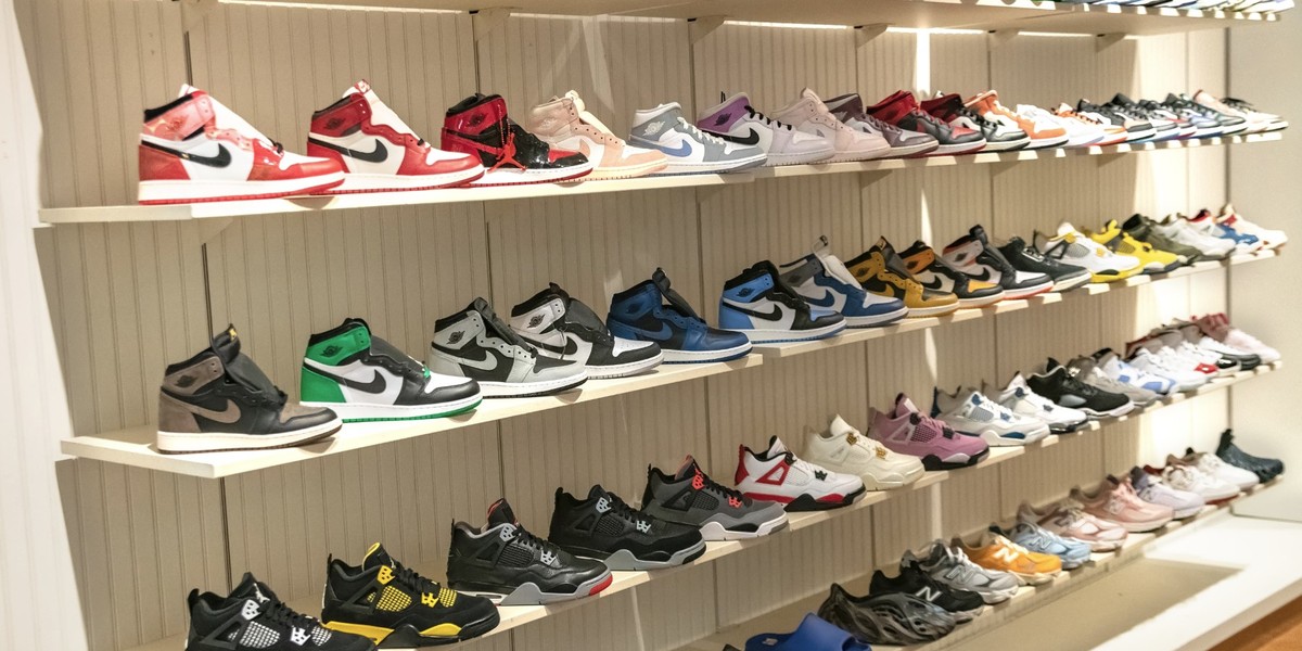 Nike, wcześniej niekwestionowany lider w sektorze obuwia i odzieży sportowej, coraz bardziej odczuwa skutki malejącego popytu i zaostrzającej się konkurencji ze strony marek takich jak Hoka i On. Najnowsze wyniki finansowe ujawniają, że firma zmaga się ze znacznym kryzysem. Nike ma słabe wyniki sprzedaży