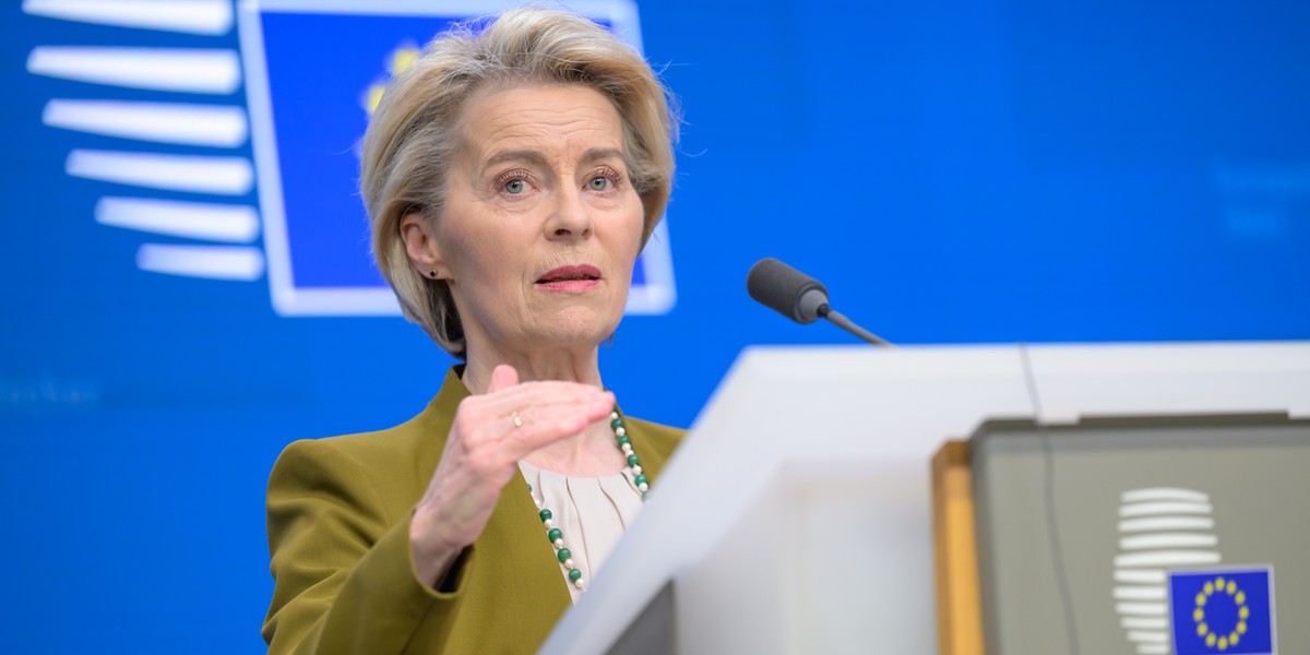 Normy przestrzegane przez UE, zwłaszcza te dotyczące żywności i zdrowia, są nienaruszalne i nie będą przedmiotem negocjacji z USA ani żadnym innym krajem, oświadczył rzecznik Komisji Europejskiej Olof Gill. Zauważył, że UE już odpowiedziała na roszczenia USA dotyczące sprzedaży samochodów, sugerując zerowe cła. Ursula von der Leyen, przewodnicząca Komisji Europejskiej