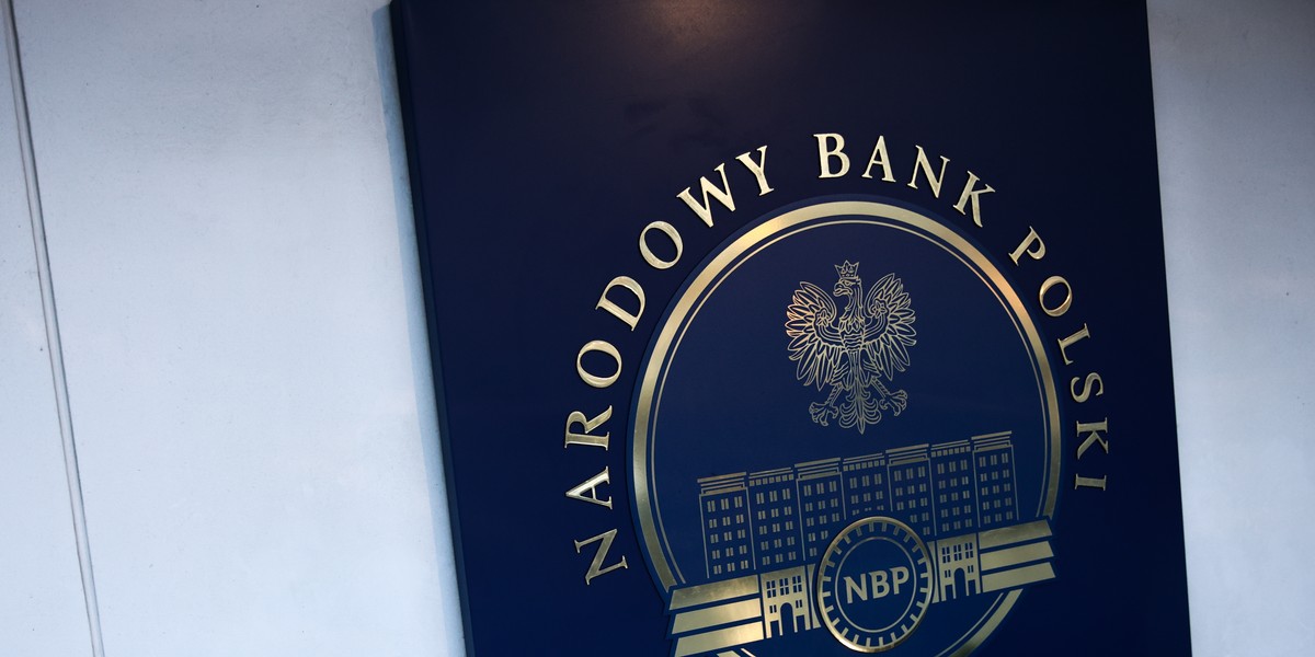Dane opublikowane we wtorek dotyczące polskiej gospodarki, w szczególności rynku pracy, mają dostarczyć Radzie Polityki Pieniężnej uzasadnienia dla potencjalnej obniżki stóp procentowych, prawdopodobnie na posiedzeniu zaplanowanym za dwa tygodnie. Ponadto ekonomiści zidentyfikowali kilka innych elementów, które mogą ułatwić obniżenie kosztów pożyczek w Polsce. Normalność powraca na rynek pracy. Pozwoli to Radzie Polityki Pieniężnej obniżyć stopy procentowe.