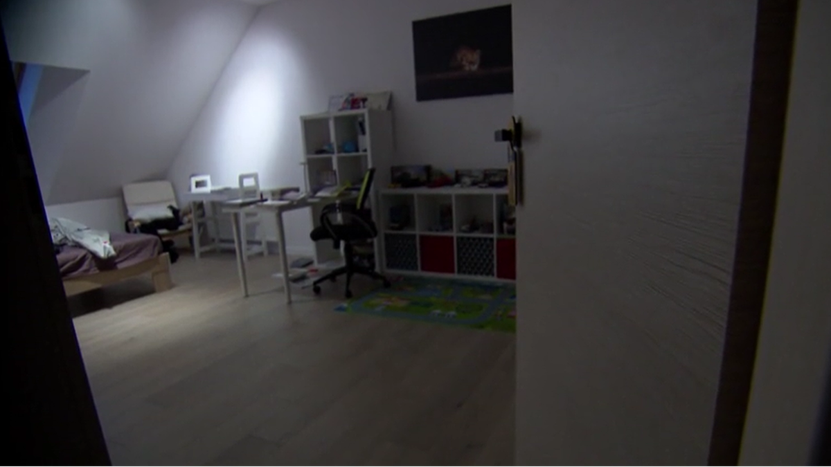 Do rezydencji pana Przemysława przyjechała jego była żona z kuratorem sądowym i stróżami prawa. Po wyroku sądu po raz trzeci próbowała odebrać ojcu młodszego syna, 11-letniego Olka. Sytuacja zaostrzyła się, doszło do użycia siły. Wideo z tego zdarzenia zostało udostępnione w sieci. Materiał pochodzi z „Interwencji”. Walka o 11-letniego Olka. Policja, sąd i kurator w akcji