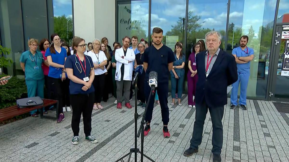 - Jestem przerażona, rozbita; to przekracza wszelkie pojęcie - stwierdził jeden z lekarzy, rozmyślając o zabójstwie pracownika służby zdrowia dokonanym przez pacjenta. - Chcę nadal pomagać ludziom, ale czuję strach. Moi koledzy podzielają to uczucie - zauważyła. Inny lekarz zwrócił uwagę na działania polityków. - Teraz składają kondolencje, ale nie podjęli żadnych kroków, aby temu zapobiec - stwierdził drżącym głosem. Morderstwo lekarza w Krakowie. Padły mocne słowa pod adresem polityków