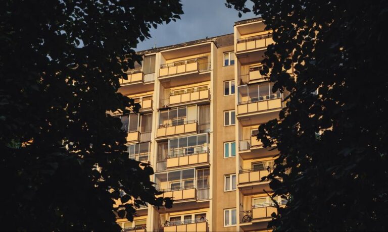 Mieszkania są już tańsze niż rok temu. Najłatwiej je znaleźć w tych miastach - INFBusiness