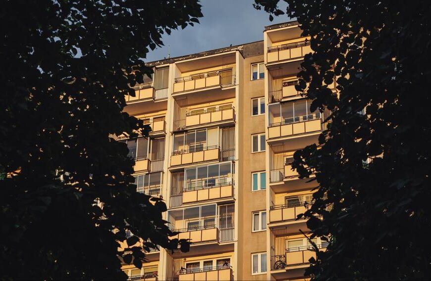 Mieszkania są już tańsze niż rok temu. Najłatwiej je znaleźć w tych…