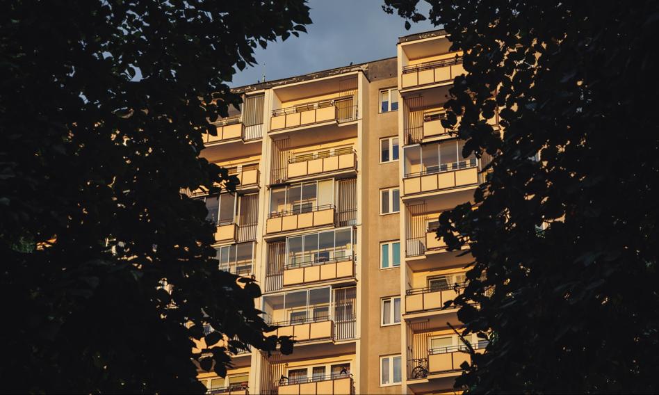 Podczas gdy lokalne ceny mieszkań zaczęły spadać już w drugiej połowie ubiegłego roku, Q1 2025 oznaczał pierwsze roczne średnie spadki cen od lat, jak podaje Otodom Analytics. Co ciekawe, wartość najbardziej pożądanych metrów kwadratowych na głównych rynkach również spadła. Mieszkania są już tańsze niż rok temu. Najłatwiej je znaleźć w tych miastach